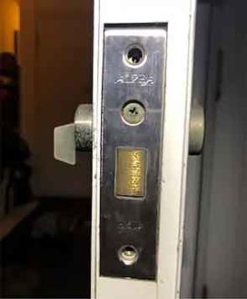 鍵を紛失したので玄関に新しくWESTの面付箱錠をを取り付け｜船橋市市場
