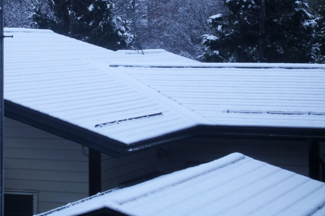屋根の雪下ろしをする